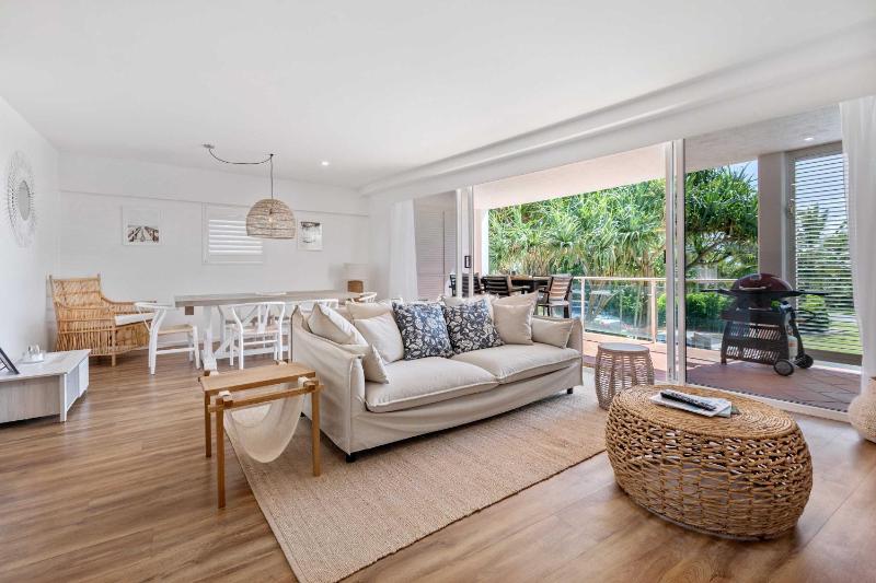 Sophisticated & stylish beachside apartment with pool - image 1