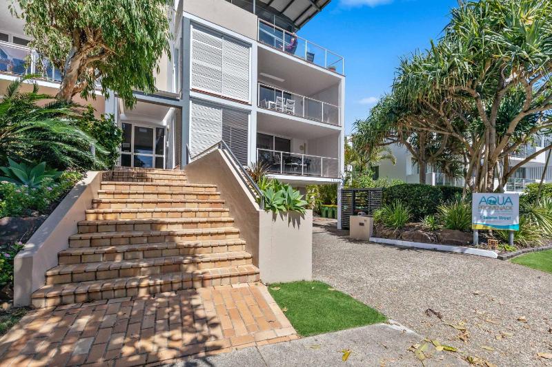Sophisticated & stylish beachside apartment with pool - image 6