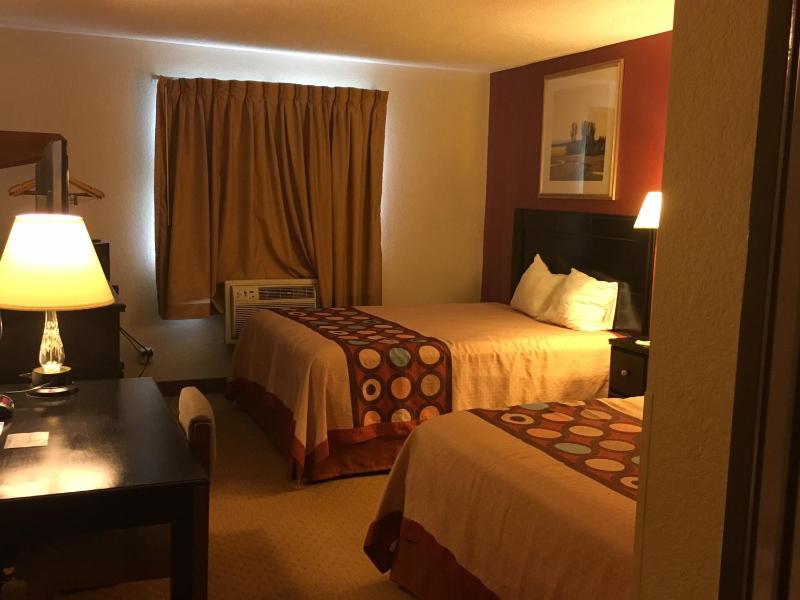 Queen Room with Two Queen Beds - Non-Smoking image 2