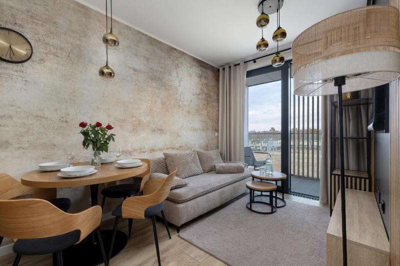 Klimatyzowane Apartamenty Art Lake w Mielnie z Parkingiem i Basenem by Noclegi Renters - image 1