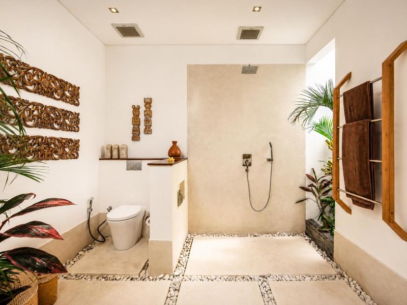 Dreamy 5 BR Villa 200m to Berawa Beach - image 8