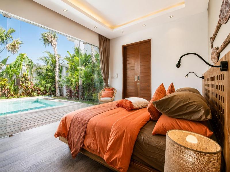Dreamy 5 BR Villa 200m to Berawa Beach - image 33