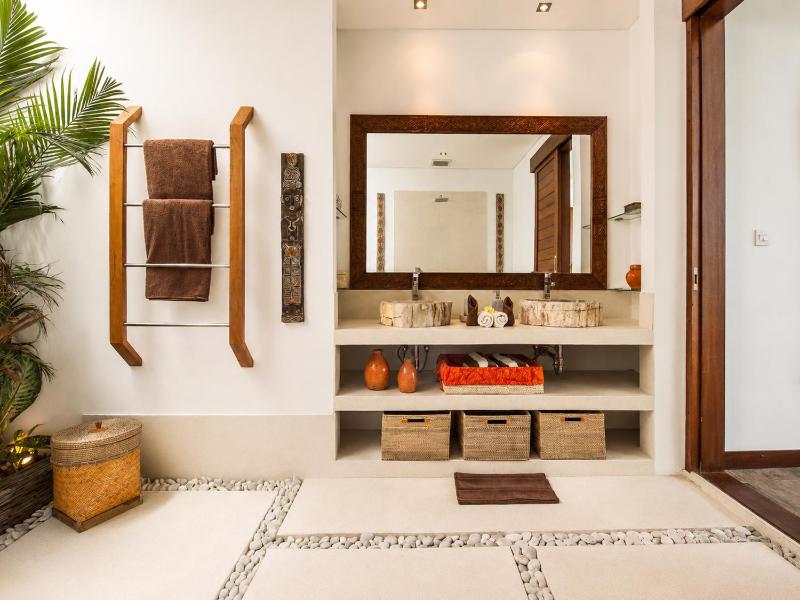 Dreamy 5 BR Villa 200m to Berawa Beach - image 34