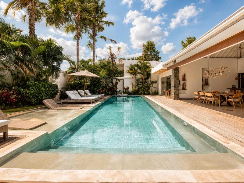 Dreamy 5 BR Villa 200m to Berawa Beach - image 11
