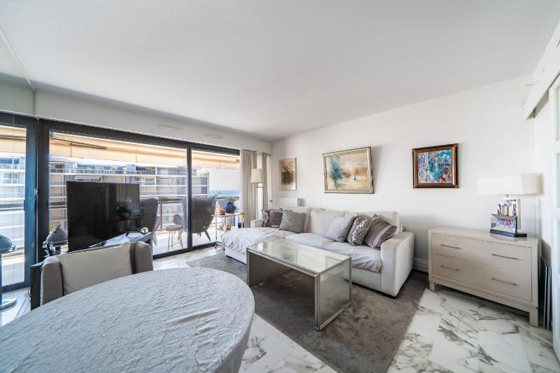 Magnificent one-bedroom apartment - image 1
