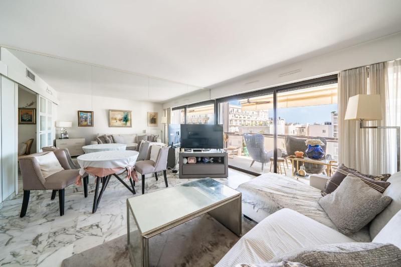 Magnificent one-bedroom apartment - image 10