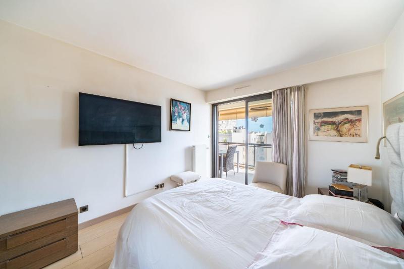 Magnificent one-bedroom apartment - image 11