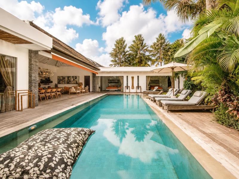 Dreamy 5 BR Villa 200m to Berawa Beach - image 44