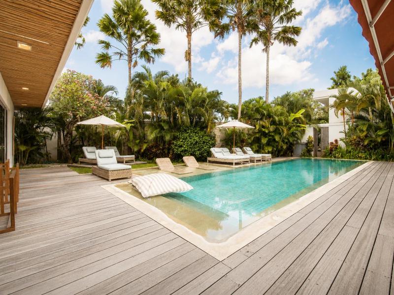 Dreamy 5 BR Villa 200m to Berawa Beach - image 48