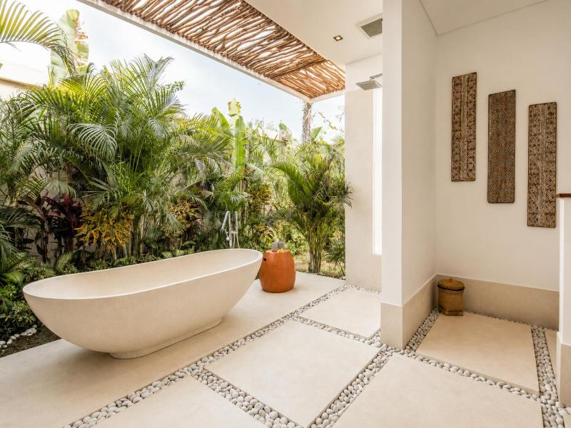 Dreamy 5 BR Villa 200m to Berawa Beach - image 37