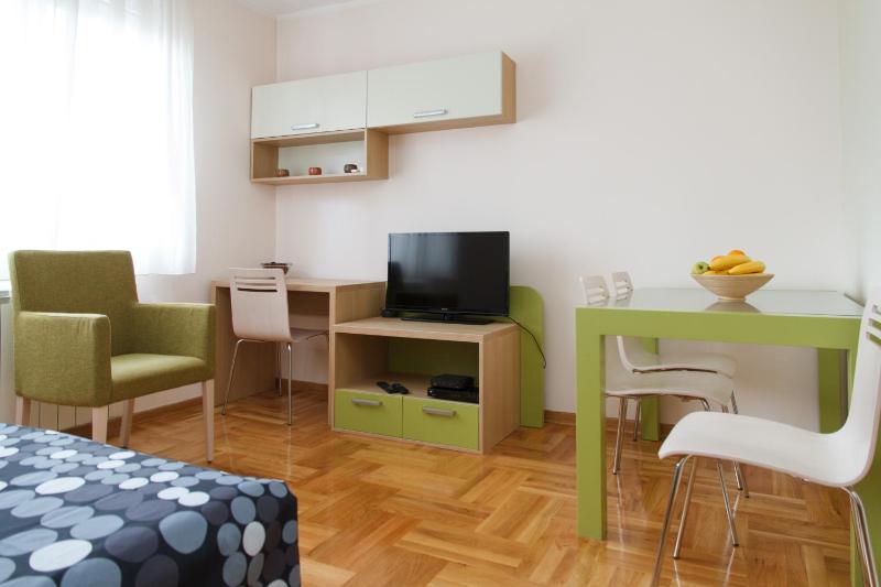 Studio Apartment image 3