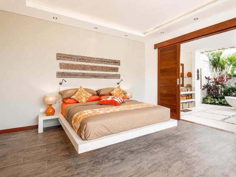 Dreamy 5 BR Villa 200m to Berawa Beach - image 31