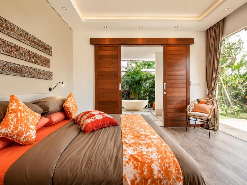 Dreamy 5 BR Villa 200m to Berawa Beach - image 25
