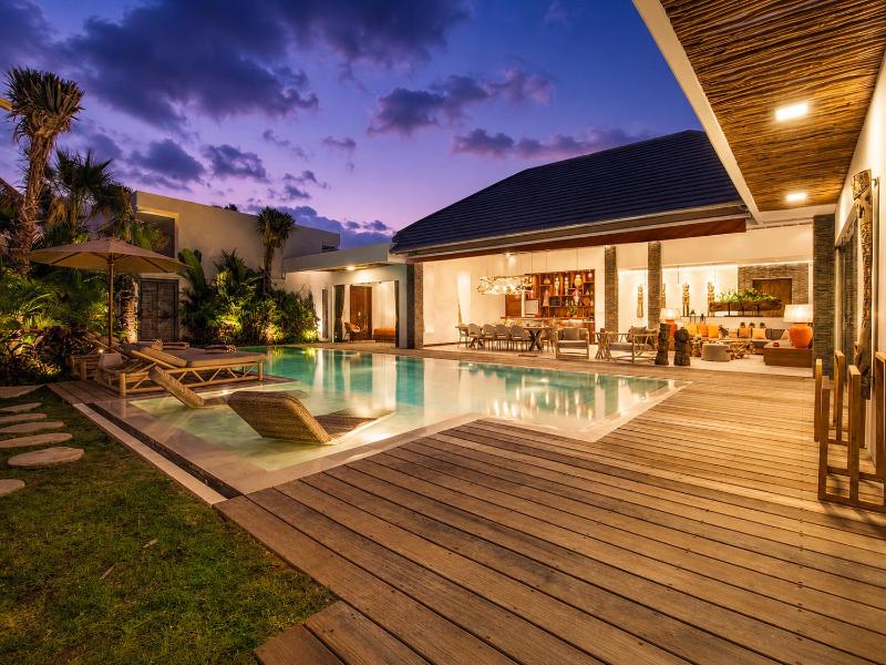 Dreamy 5 BR Villa 200m to Berawa Beach - image 19