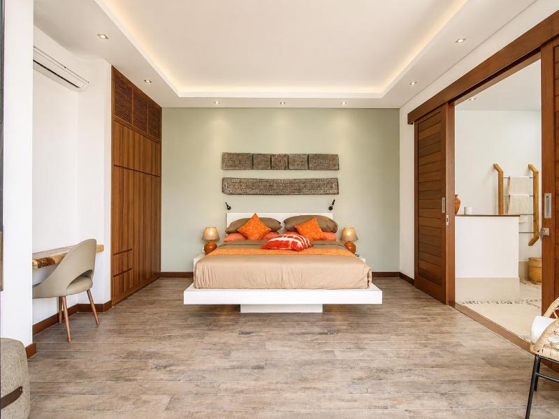 Dreamy 5 BR Villa 200m to Berawa Beach - image 28
