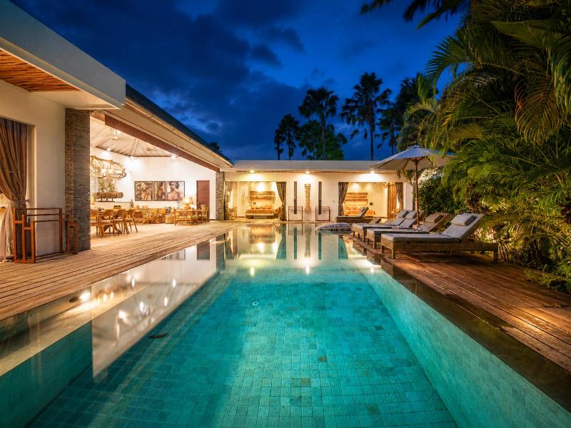 Dreamy 5 BR Villa 200m to Berawa Beach - image 22
