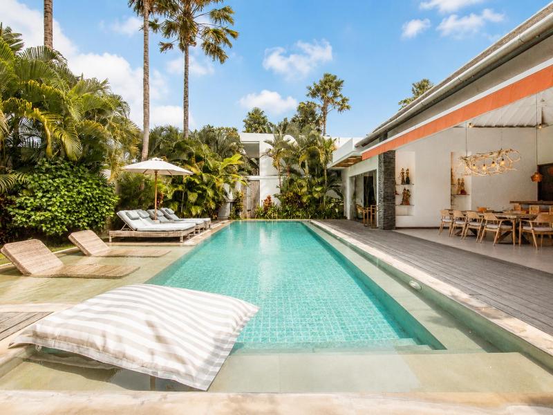 Dreamy 5 BR Villa 200m to Berawa Beach - image 9