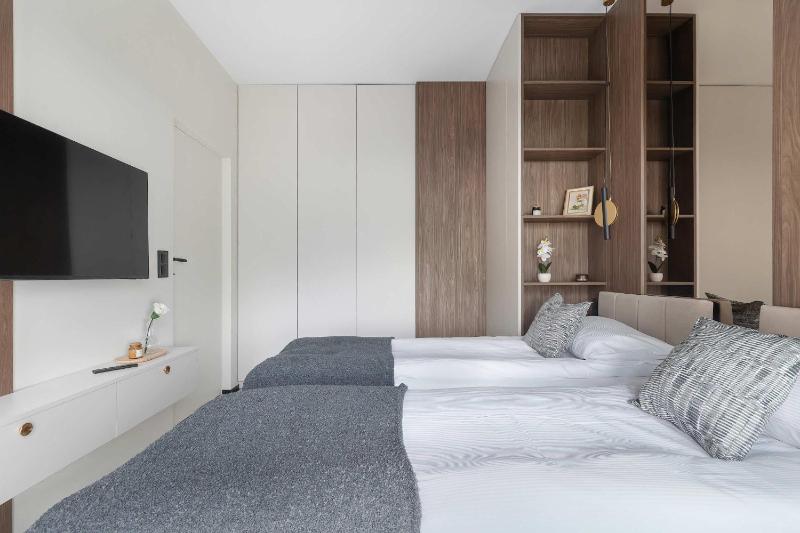 Luxury Apartment with Air Conditioning & Parking on the 25th Floor City Centre by Renters Prestige - image 6