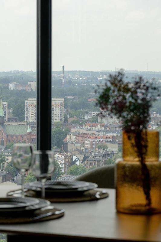 Luxury Apartment with Air Conditioning & Parking on the 25th Floor City Centre by Renters Prestige - image 4