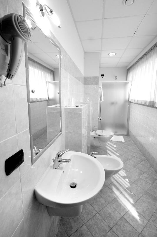 Twin Room image 3