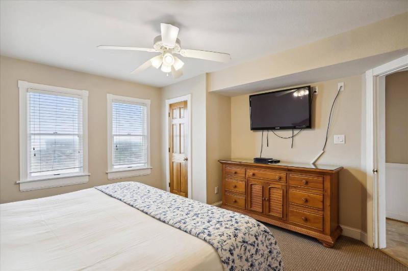 Dream Catcher - Nags Head MP 12 Oceanfront Elevator Pool Hot Tub Pets OK YR Flex - image 19