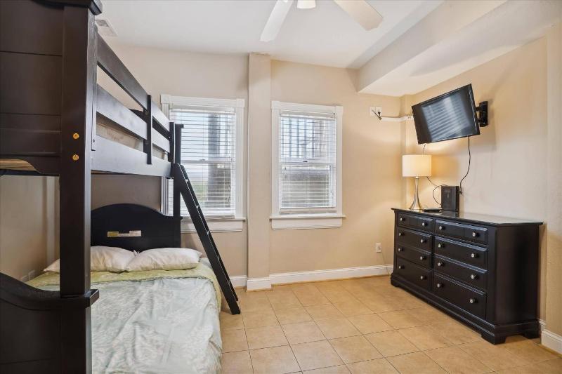 Dream Catcher - Nags Head MP 12 Oceanfront Elevator Pool Hot Tub Pets OK YR Flex - image 15
