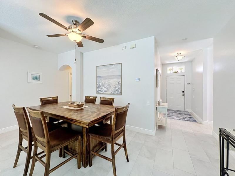 Whispering Palms - Luxury 4-Bedroom Pool Home Near villa - image 5