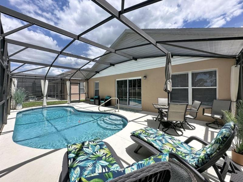 Whispering Palms - Luxury 4-Bedroom Pool Home Near villa - image 6
