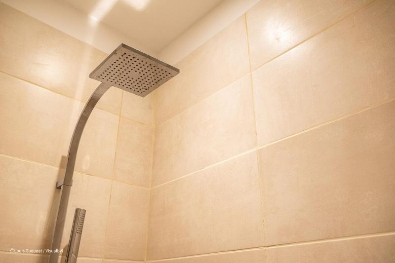 Appartement rénové en plein coeur de ville - image 7