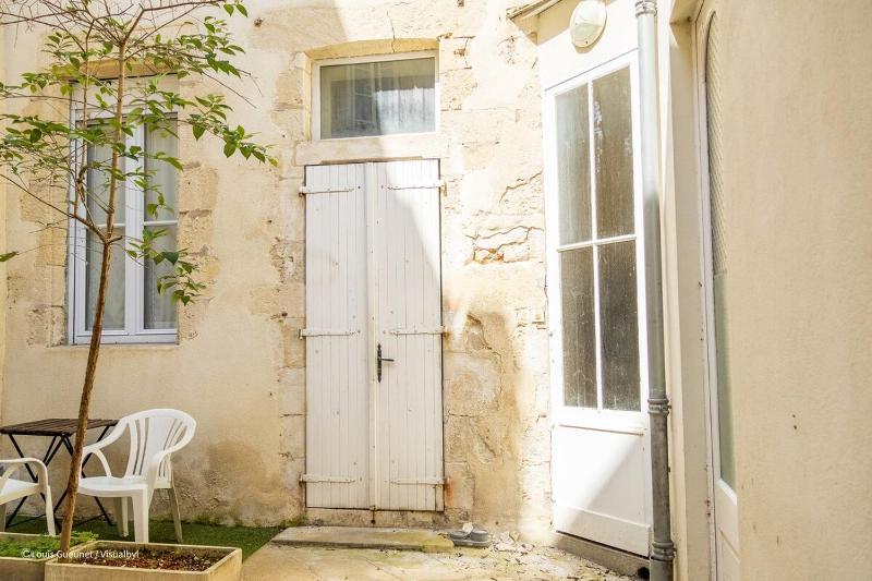 Appartement rénové en plein coeur de ville - image 18