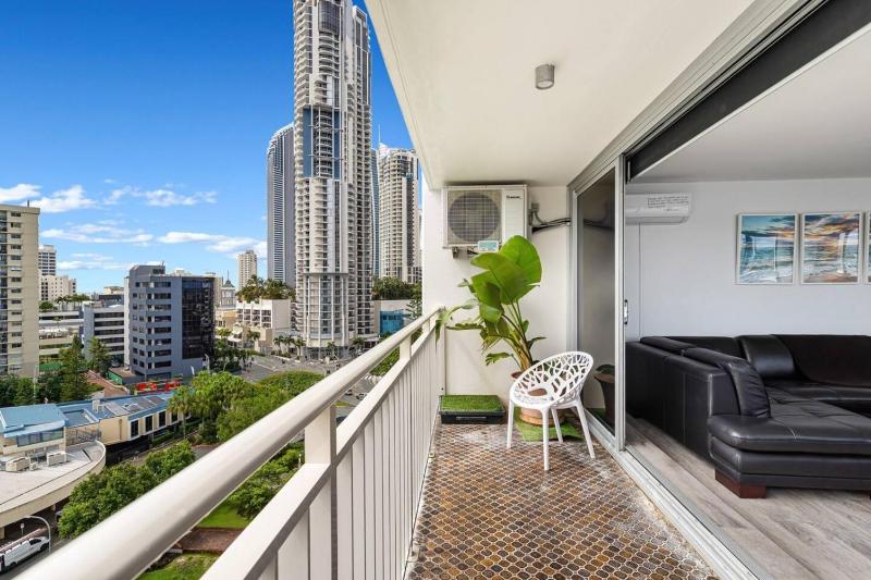 Central 2B Apartment Parking. Wi-Fi. Views. - image 1