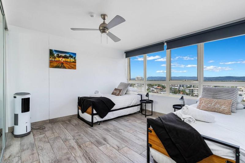 Central 2B Apartment Parking. Wi-Fi. Views. - image 8