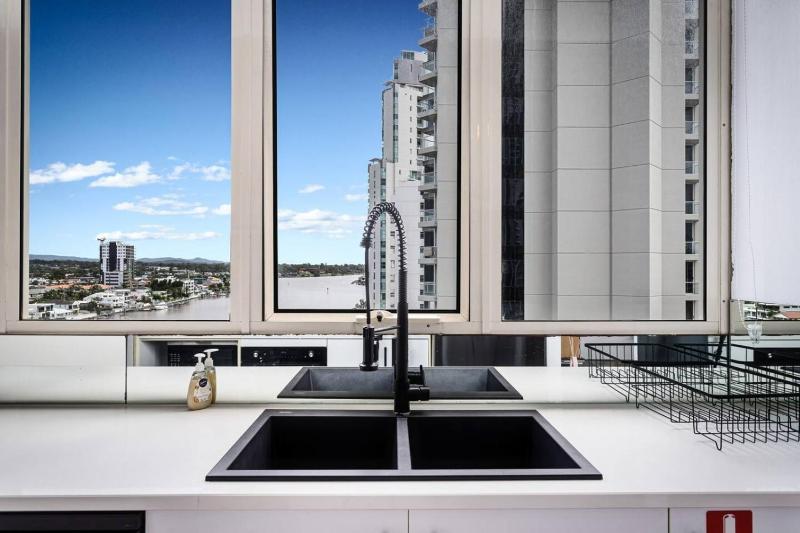 Central 2B Apartment Parking. Wi-Fi. Views. - image 2