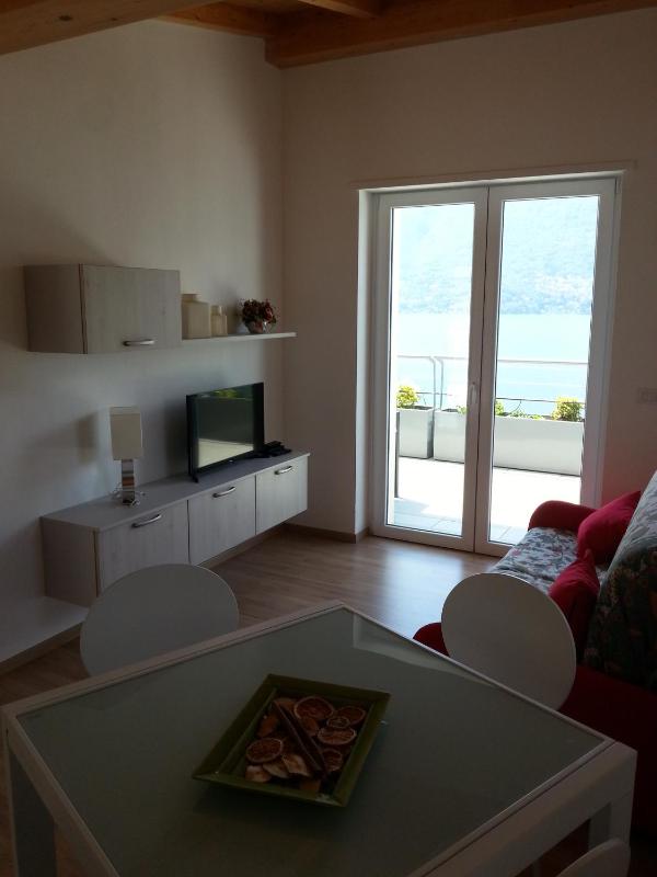 One-Bedroom Apartment 15 with Lake View image 4