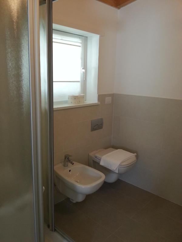 One-Bedroom Apartment 15 with Lake View image 3