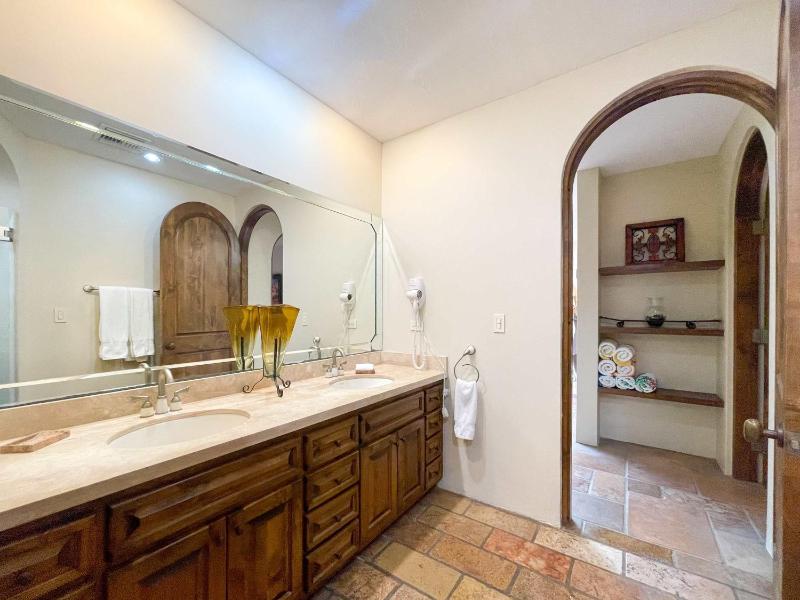 3BR Sandy Beach Villa Pools & Beach Access - image 2