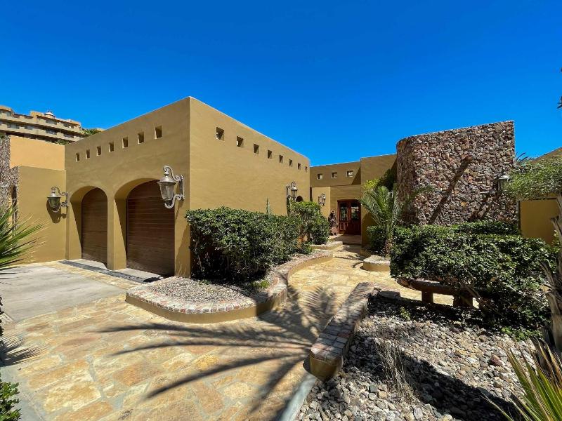3BR Sandy Beach Villa Pools & Beach Access - image 12