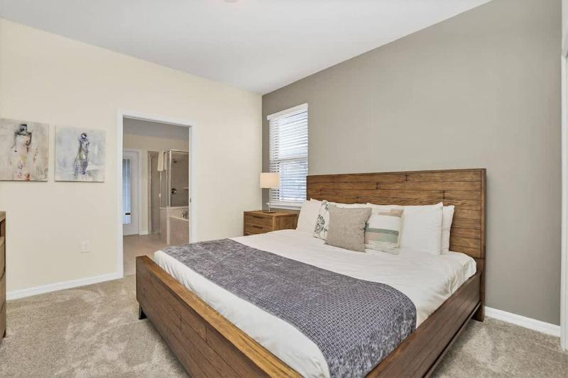 6BD Windsor Westside Villa Near Parks-WW 2467 - image 2