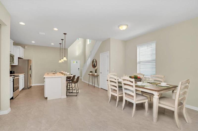 6BD Windsor Westside Villa Near Parks-WW 2467 - image 24