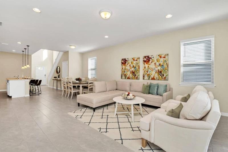 6BD Windsor Westside Villa Near Parks-WW 2467 - image 6