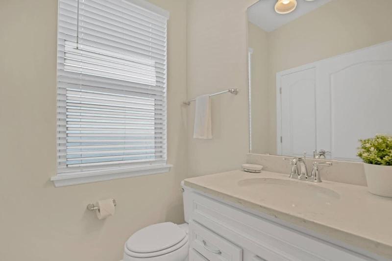 6BD Windsor Westside Villa Near Parks-WW 2467 - image 5