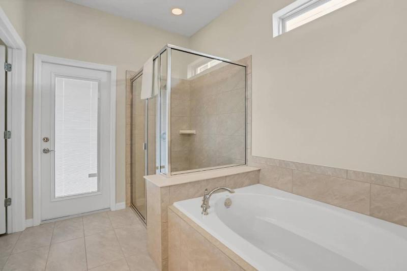 6BD Windsor Westside Villa Near Parks-WW 2467 - image 10