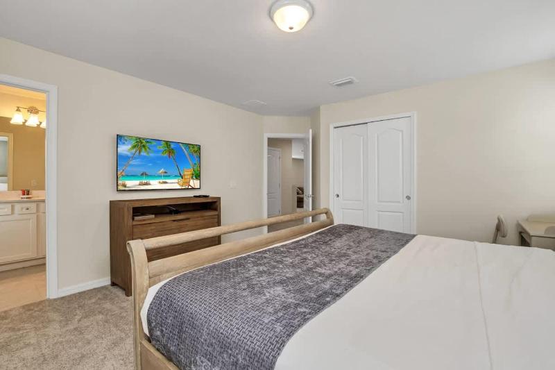 6BD Windsor Westside Villa Near Parks-WW 2467 - image 50