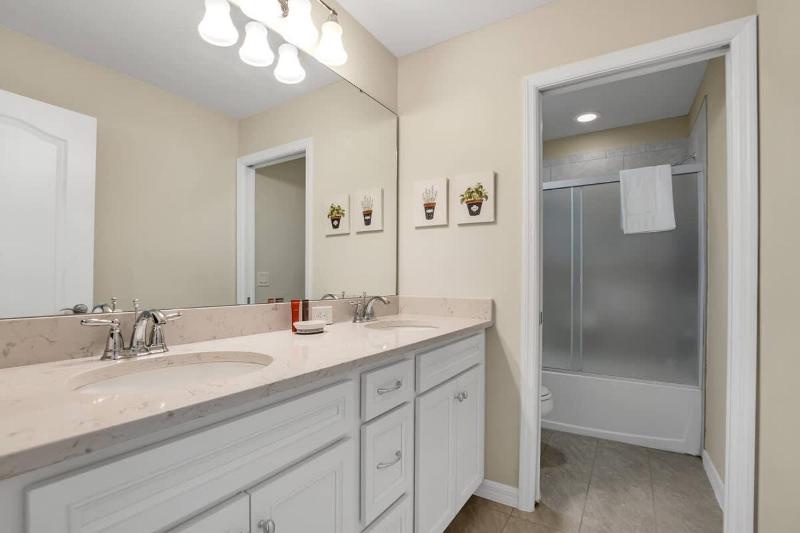 6BD Windsor Westside Villa Near Parks-WW 2467 - image 38
