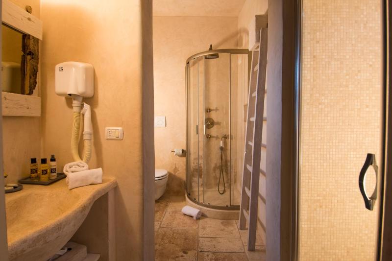 Superior Triple Room image 4