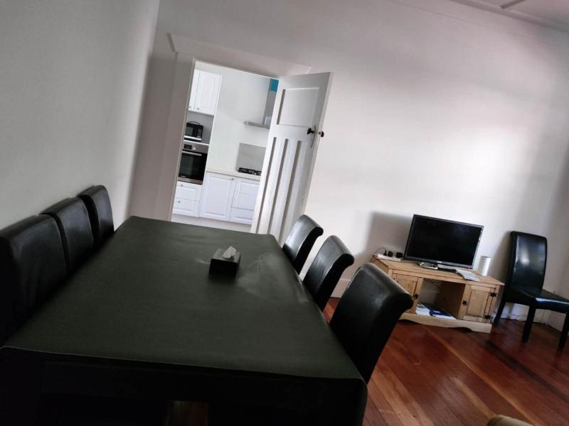 Small 2-bedroom flat - image 11