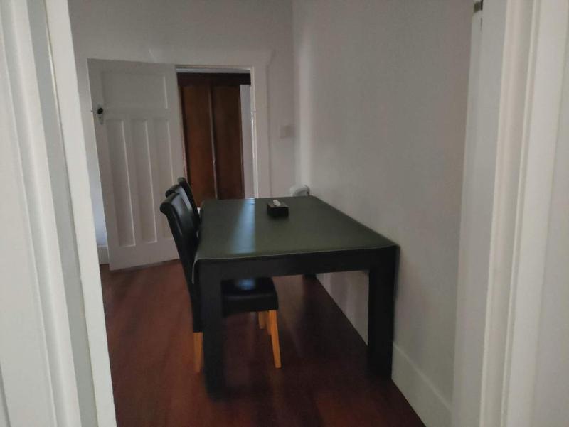 Small 2-bedroom flat - image 16