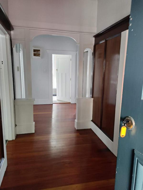 Small 2-bedroom flat - image 15