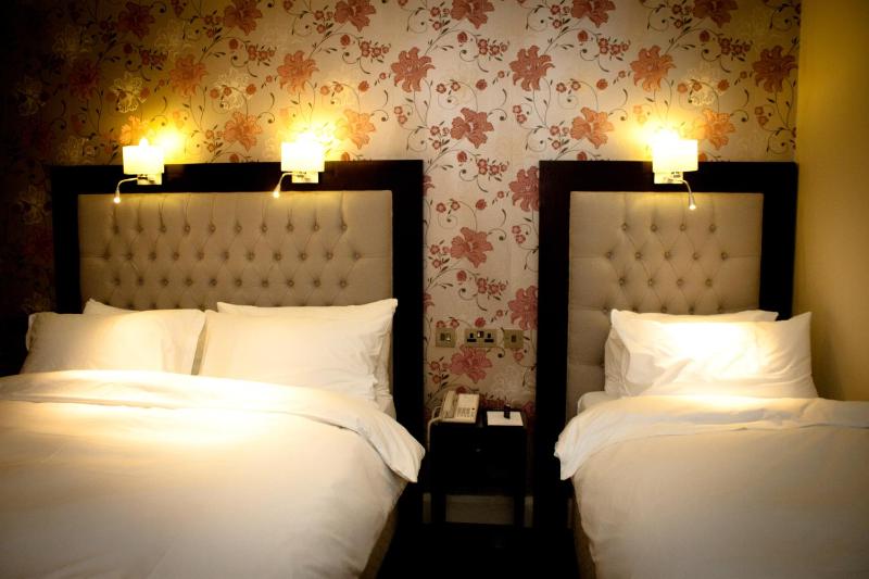 Twin Room image 4