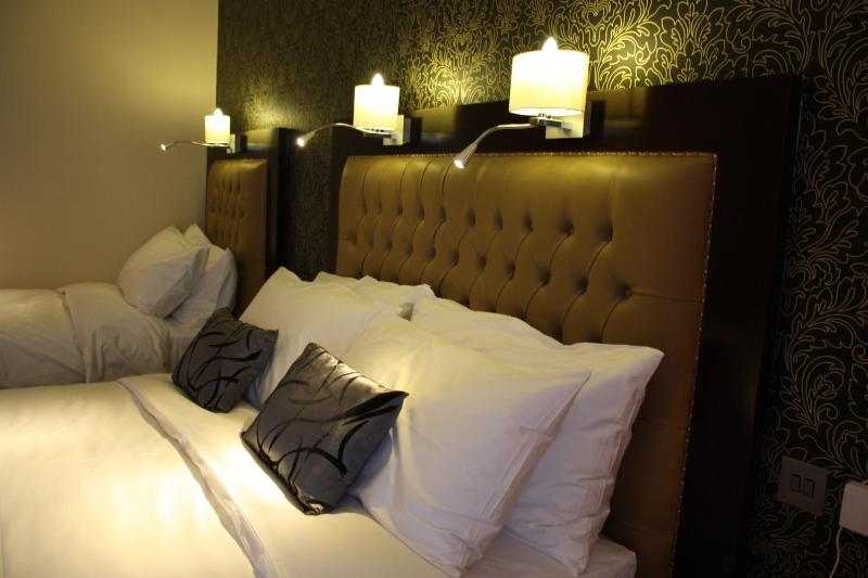 Twin Room image 3